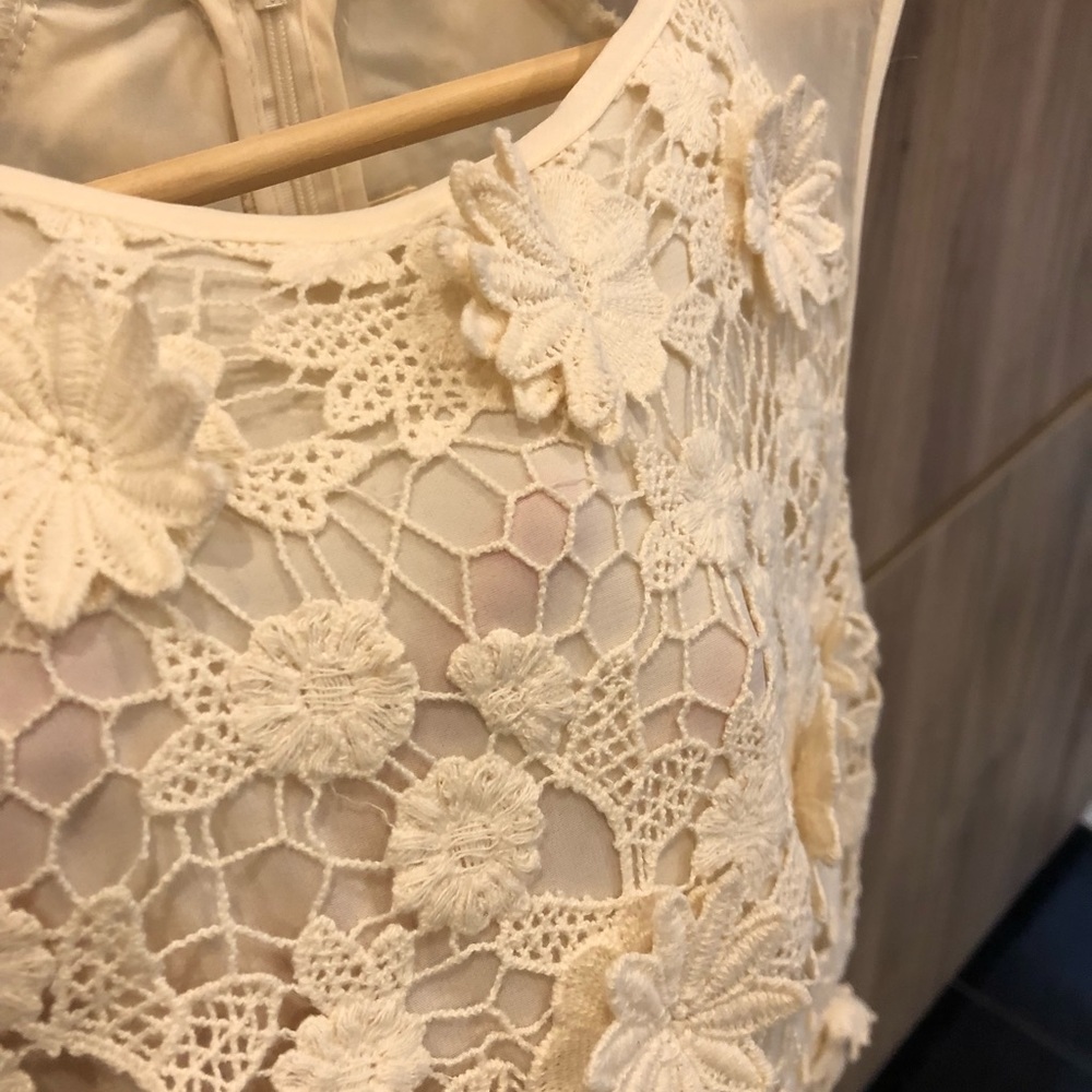 LACE FLOWER ROUND NECK MINI DRESS - Picture 4 of 7